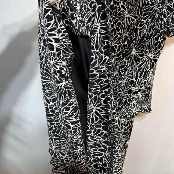 Woman’s tiered, lined dress. Black and white. Crinkle material. Size 8. New cond - Picture 7 of 11